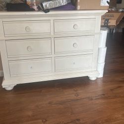 💫 White 6-Drawer Dresser - Used