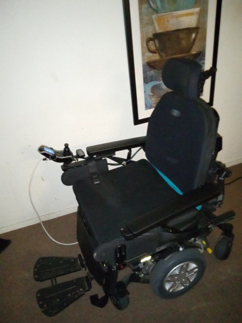 Quantum 6 EdgeHD Power Wheelchair