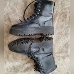 Seven Dial Boots Sz 5.5. Black Combat Boots 