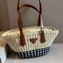Women's handbags, a must-have for summer travel