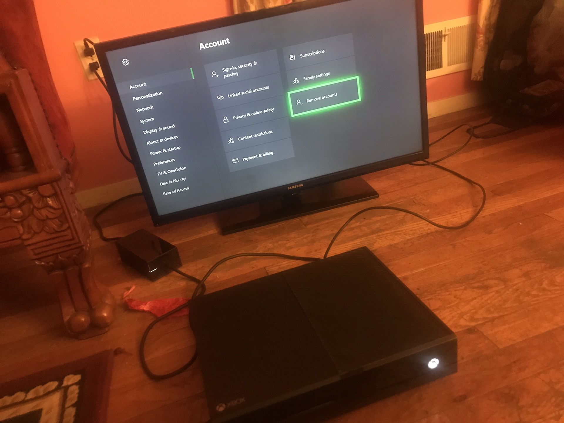 Xbox One 500 GB/ 32” TV and 1 Controller