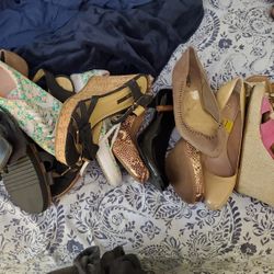 10 Pair Size 11 Women's Shoes 40$