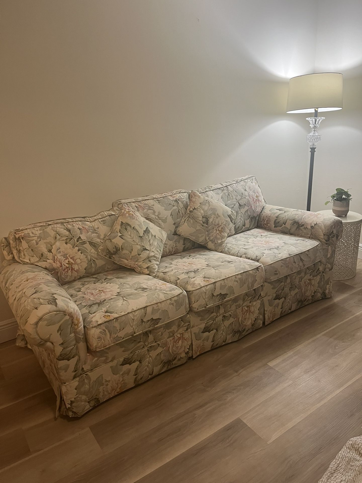 Set Of Floral Sofás