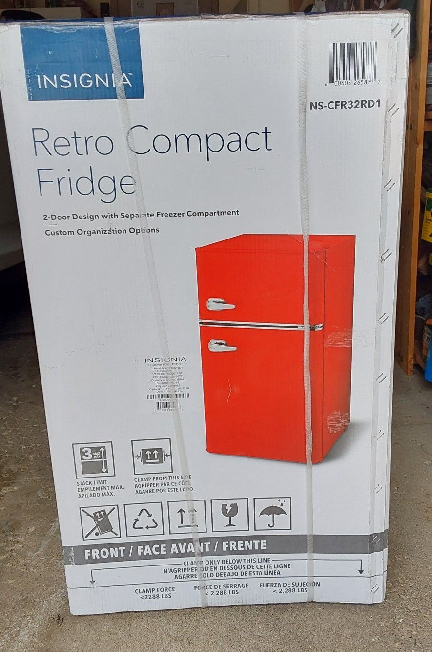 NIB...INSIGNIA 3.1cu ft MINI FRIDGE/FREEZER