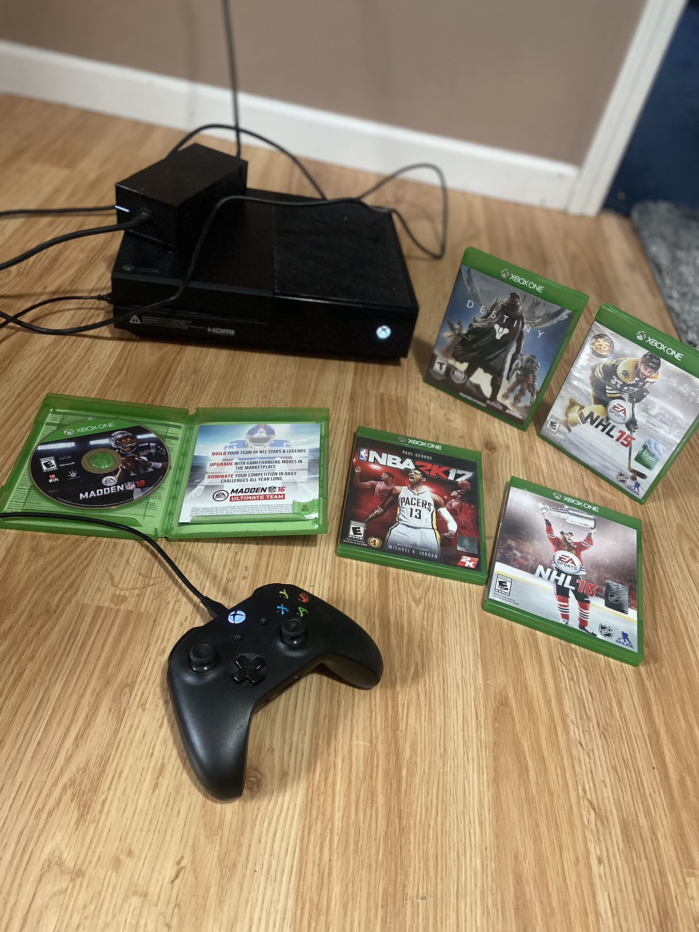 Xbox One 500GB With Controller + 5 Games