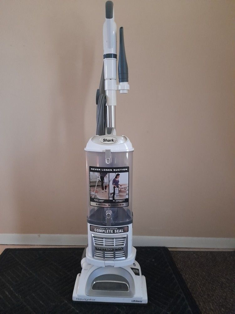 Shark Navigator Lift-Away Professional
NV370 26