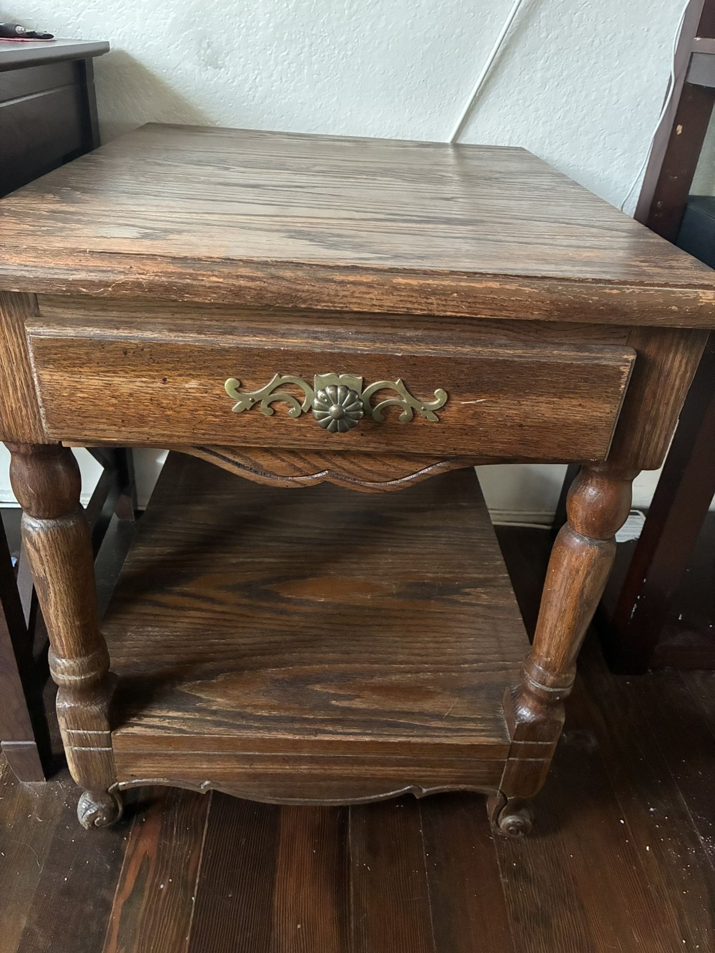 Wooden End table w drawer