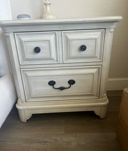 Pair of Matching Solid Wood Nightstands (Set of 2) – Distressed Light Gray / Off-White