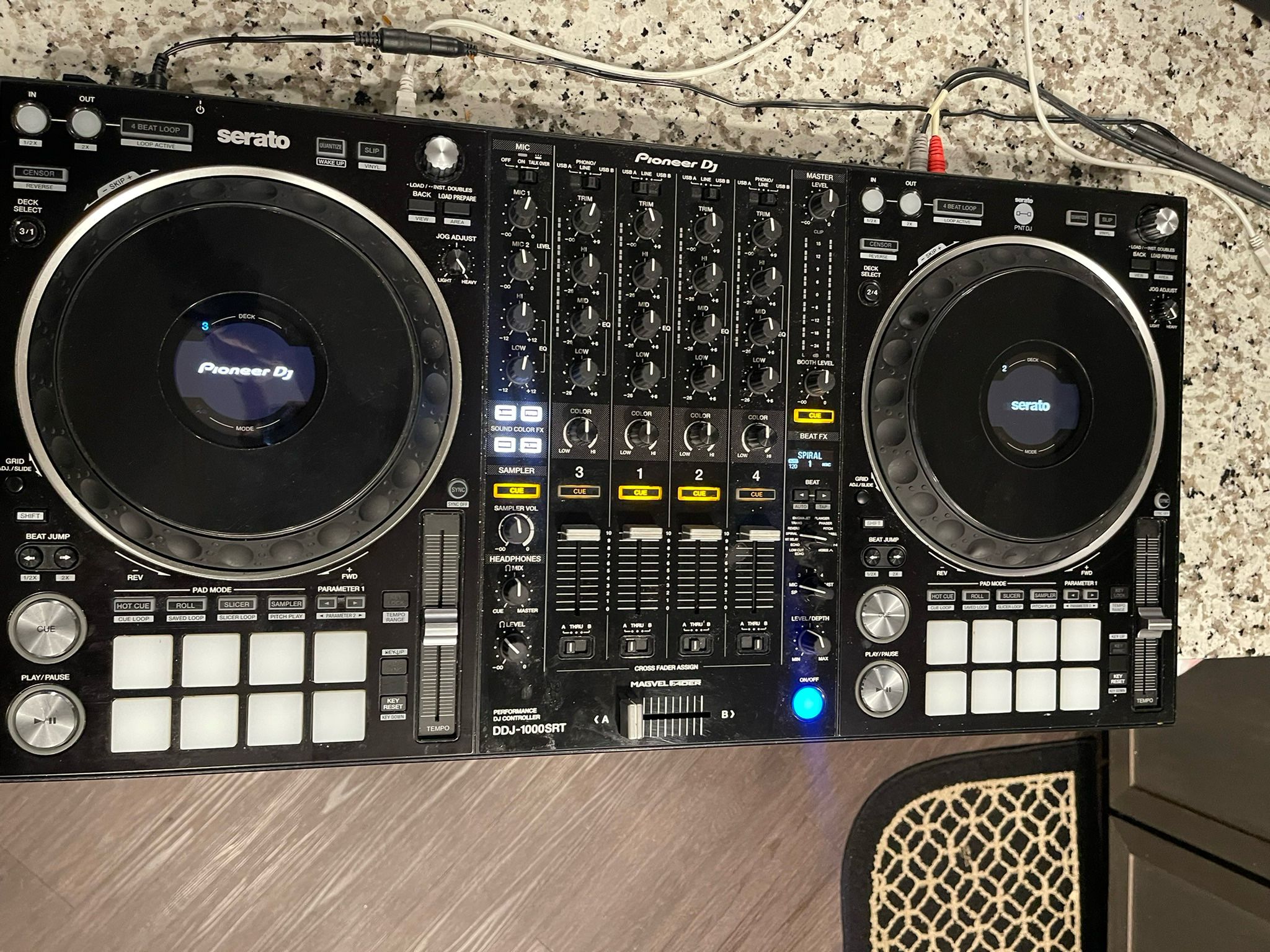 DJ CONTROLLER ( 1000 SRT ) 