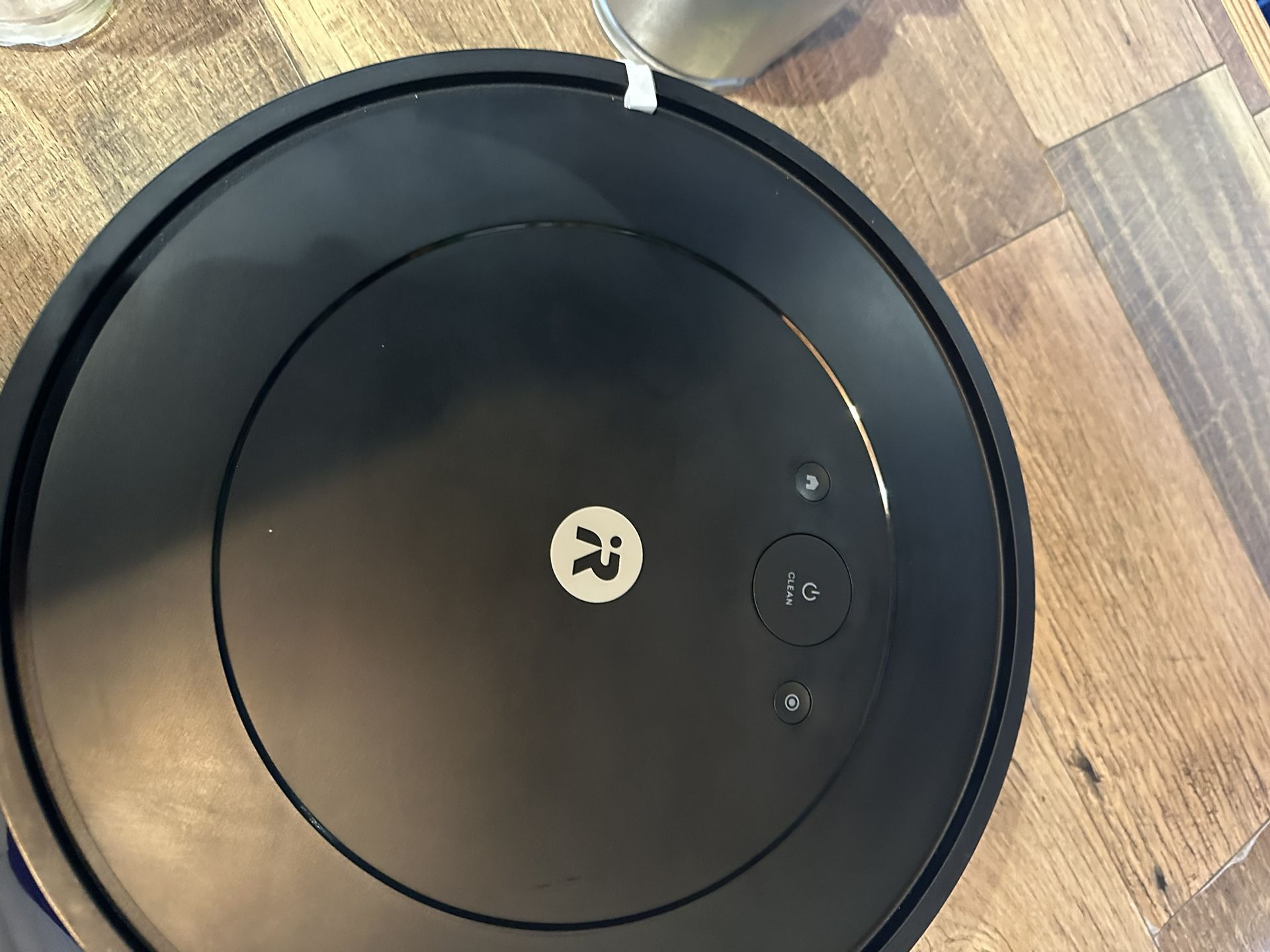iRobot Roomba Combo Robot Vacuum & Mop Y0110