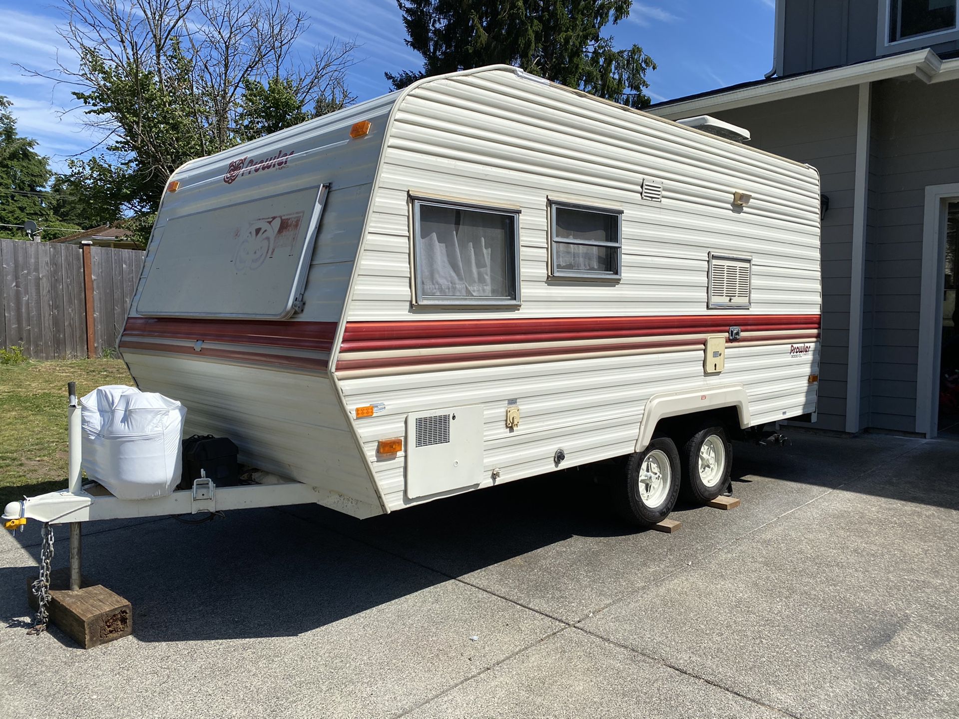 1984 Fleetwood Prowler 16’ (vintage camper / travel trailer)