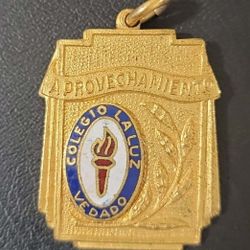 Medalla Aprovechamiento Colegio La Luz Vedado Cuba