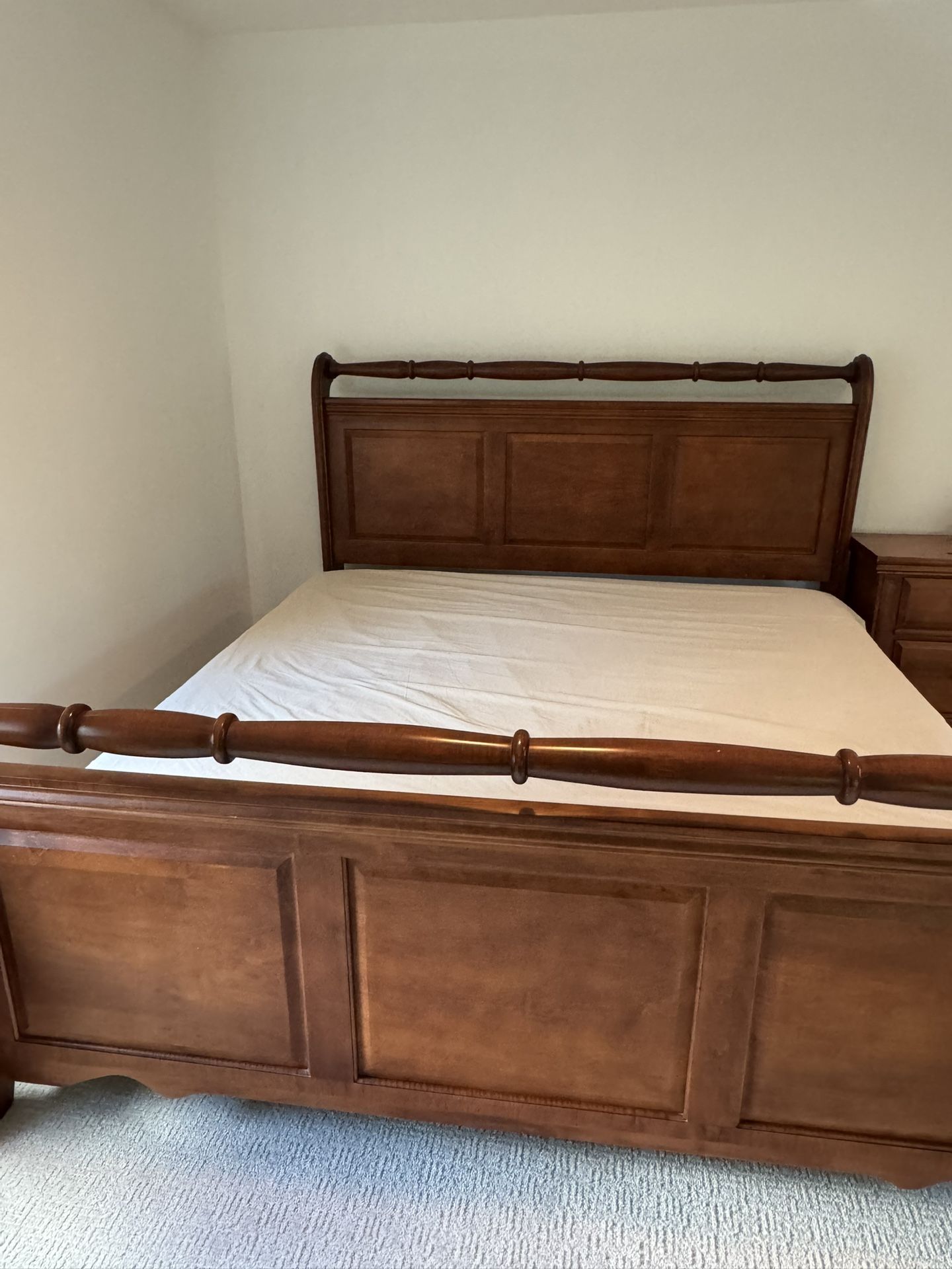 Stunning King Size 5-Piece Solid Wood Bedroom Set - Excellent Condition