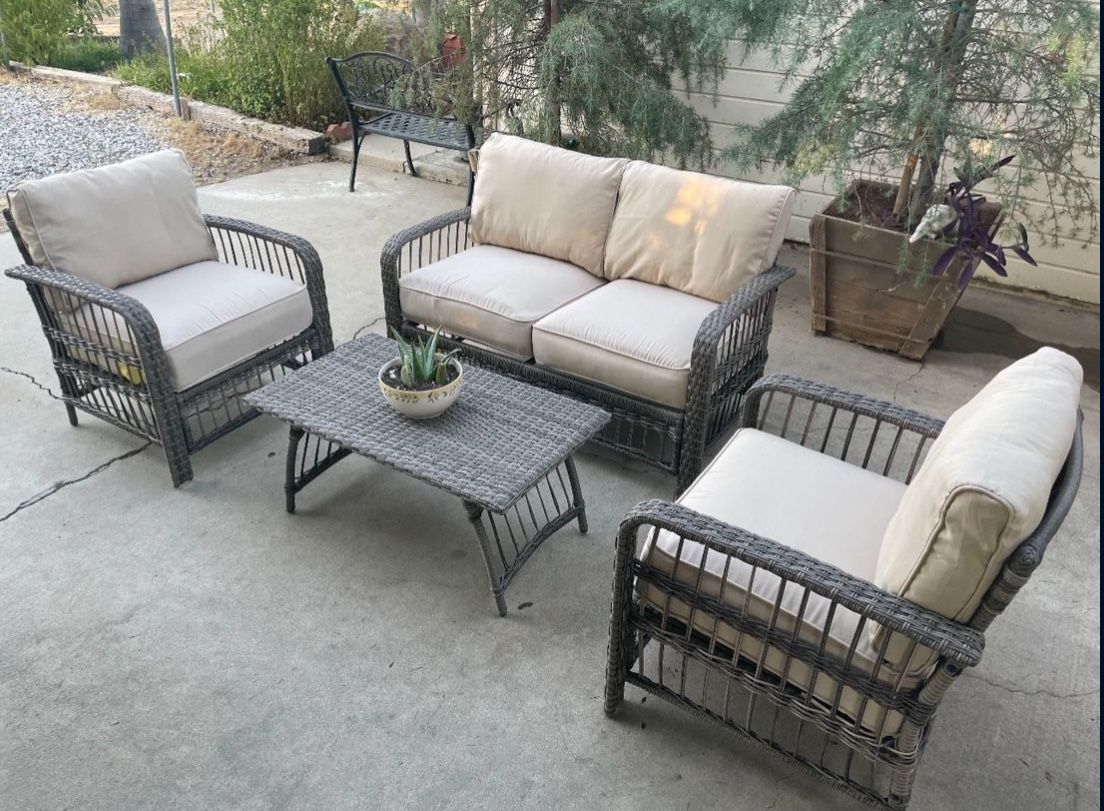 •BRAND NEW• OUTDOOR PATIO FURNITURE •4 PCS FURNITURE•