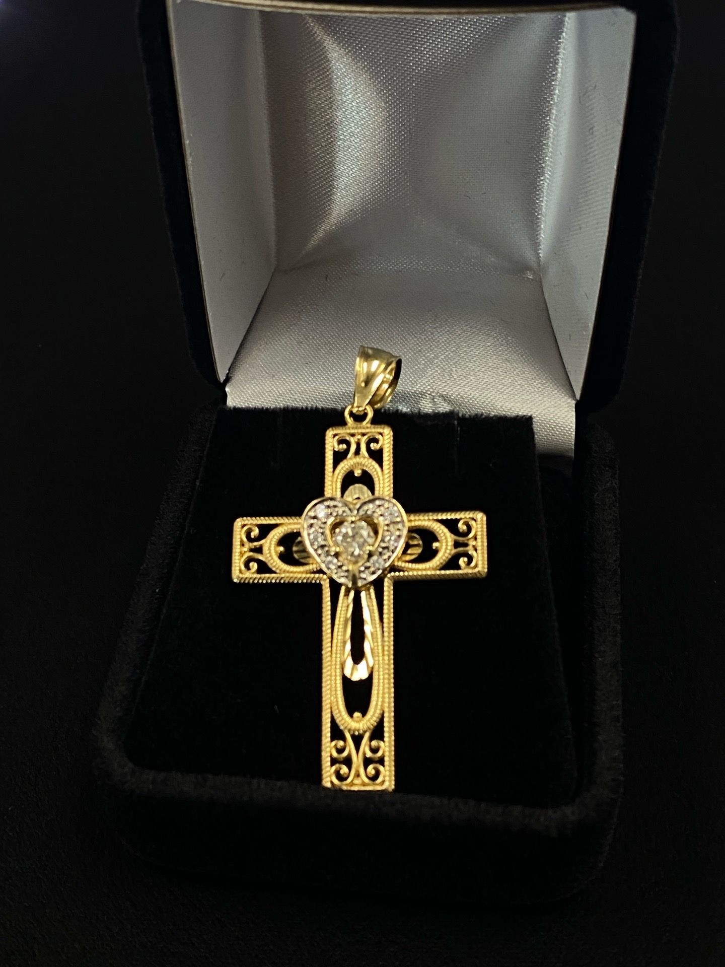 14K 3.4G 0.31CTW filigree cross