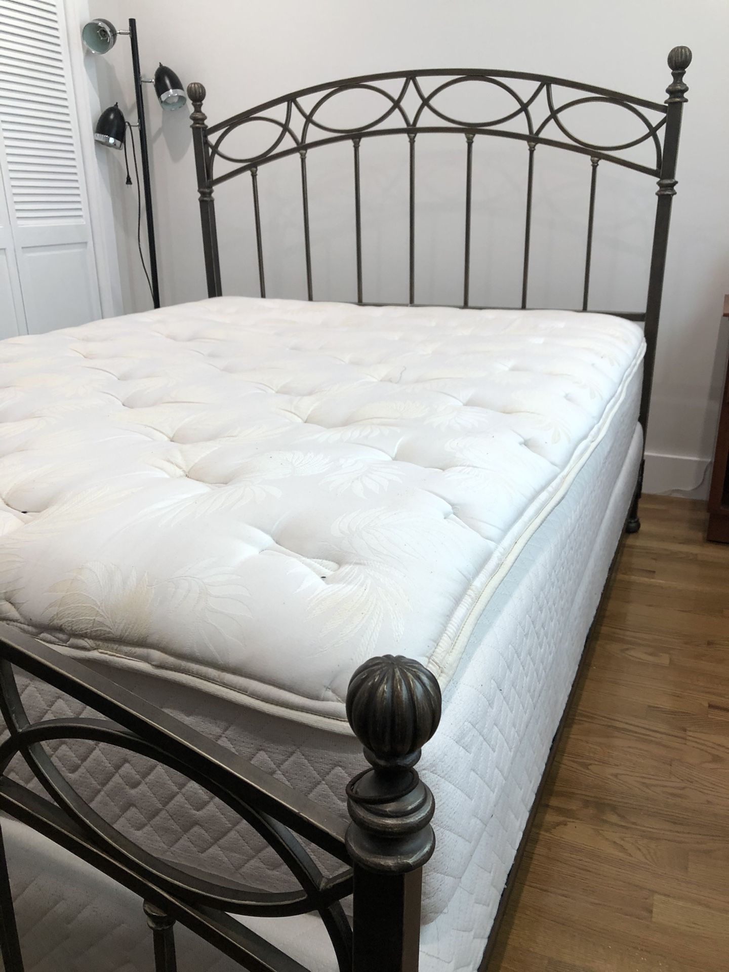 Queen iron frame with headboard