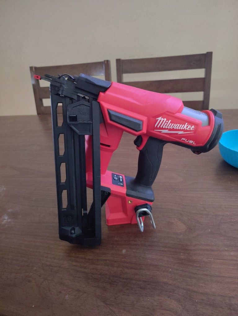 Milwaukee 16ga Finish Nailer ...