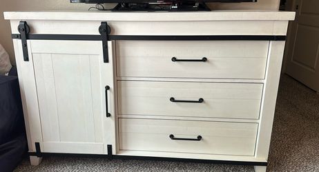 A BEAUTIFUL bedroom queen size dresser