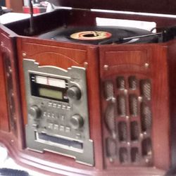 Vintage Multiple Use Record Player CD. https://offerup.com/redirect/?o=QU0uRk0=