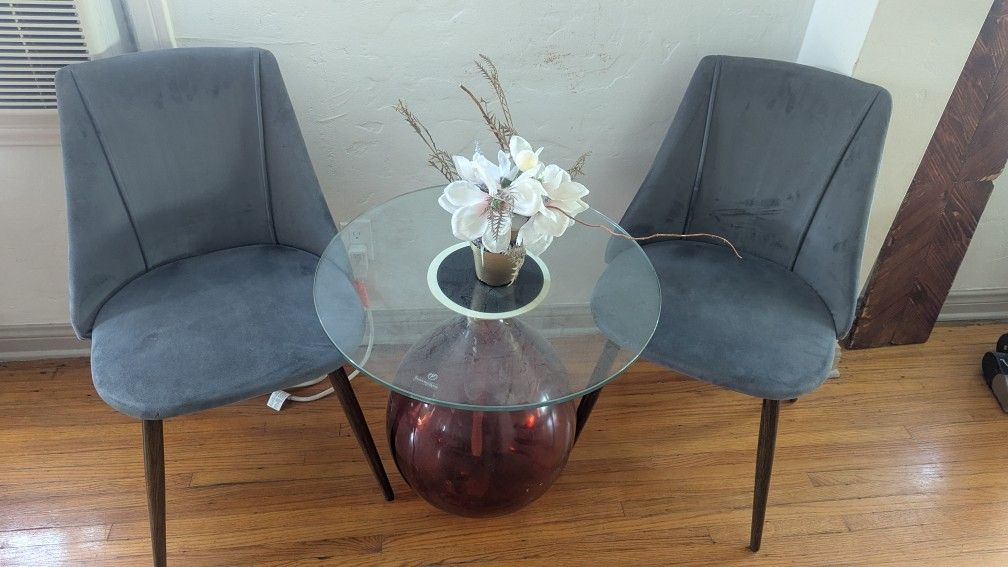 Cute side table with 2 chairs