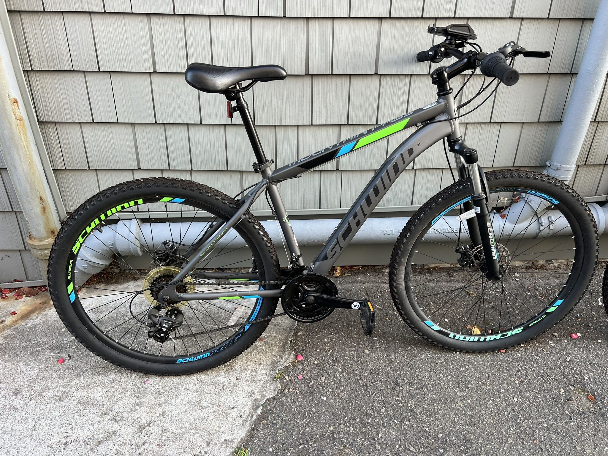 Schwinn 21-Speed Mountain Bike ā Adult Size ā Like New, Ridden <2 Miles