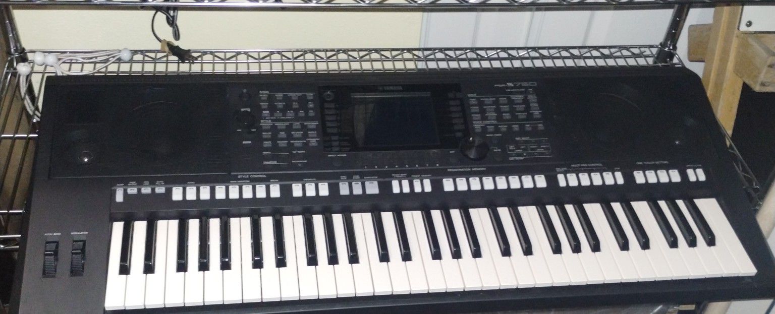 Yamaha PSR-S750 61-Key Arranger Keyboard (Won't Turn On)