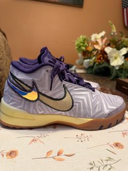 LeBron cool Nike shoes size 8 - New