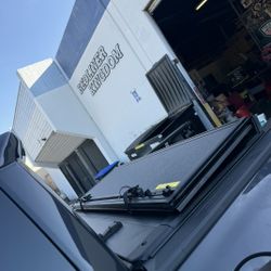 TONNEAU COVER ( FLUSH MOUNT ) B K. 2 HARD TRIFOLD BED COVER, TAPADERA AL RAZ DE EL RIEL, BEDLINER, SIDE STEPS, BED LINER, TONNEAU COVER, TRUCK RACKS