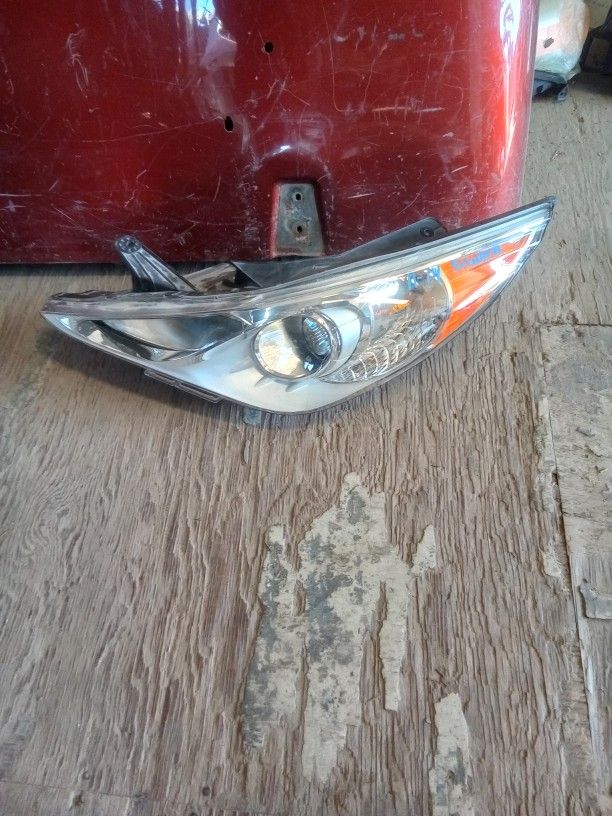 2011 - 2014 Hyundai Sonata Left Headlight