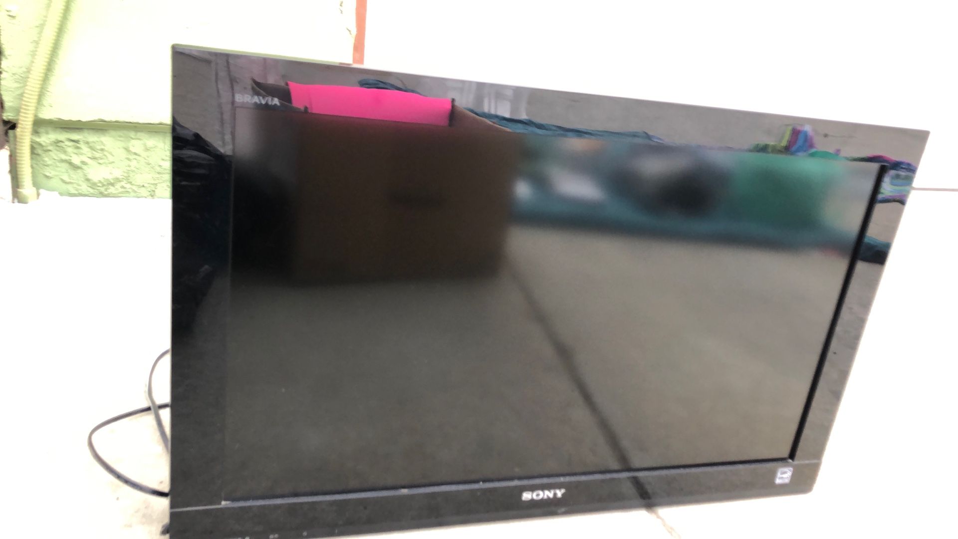 1 TV 32”. $30