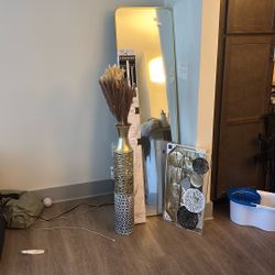 Mirror With Accessories 