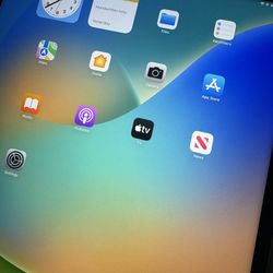 iPad Pro 6th Generation 12.9”……..512gb……Silver Plus Black Magic Keyboard