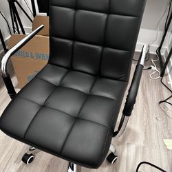Adjustable office chair with armrests in excellent condition