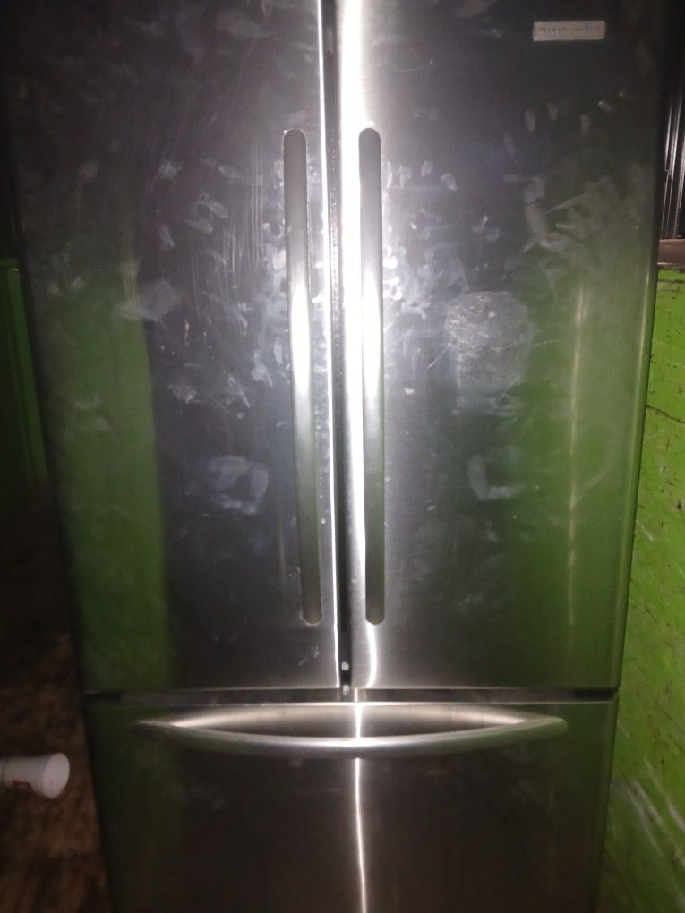 Magic Chef Full Refrigerator And Freezer Bottom