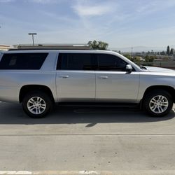 2017 Chevrolet Suburban LT SUPER CLEAN