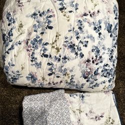 Gorgeous Like New King Size Comforter Set