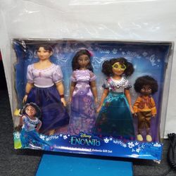 Disney Encanto Mirabel, Isabela, Luisa & Antonio Fashion Doll Gift Set.