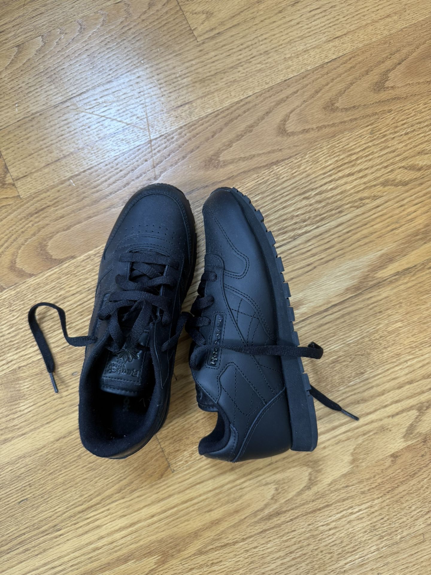 New Reebok Boys Sneaker Size 3