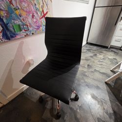 BLACK OFFICE CHAIR