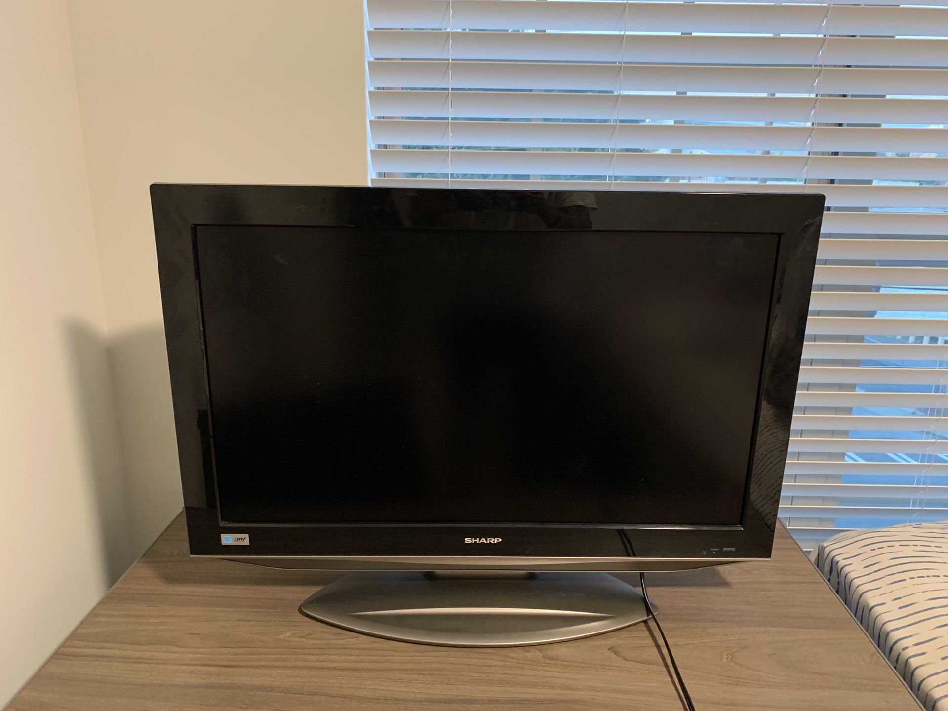 Sharp 32” hd flatscreen tv