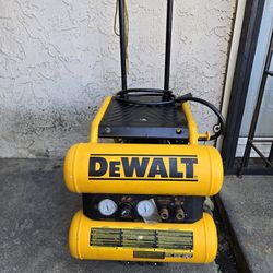 DEWALT D55154 4-gallon twin stack air compressor