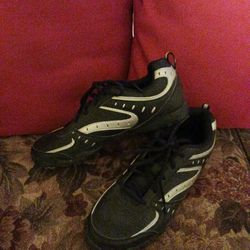 New Ladies Tennis Shoes  Size 9