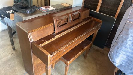 Piano- Strauss & Sons