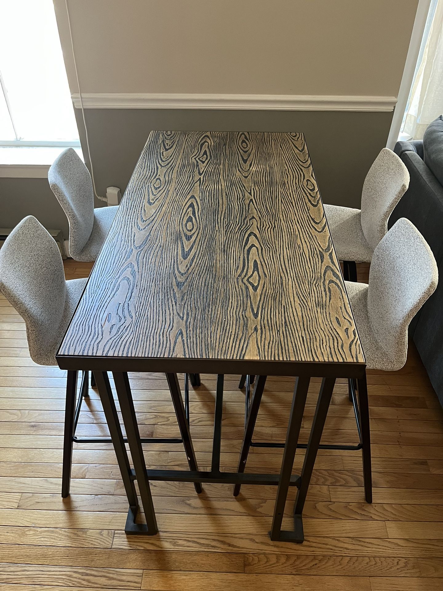 Table + 4 Chairs