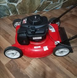 MTD yard machine 20 " 4.5 h/p PUSH MOWER (Like New)