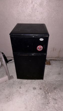 Mini fridge with freezer