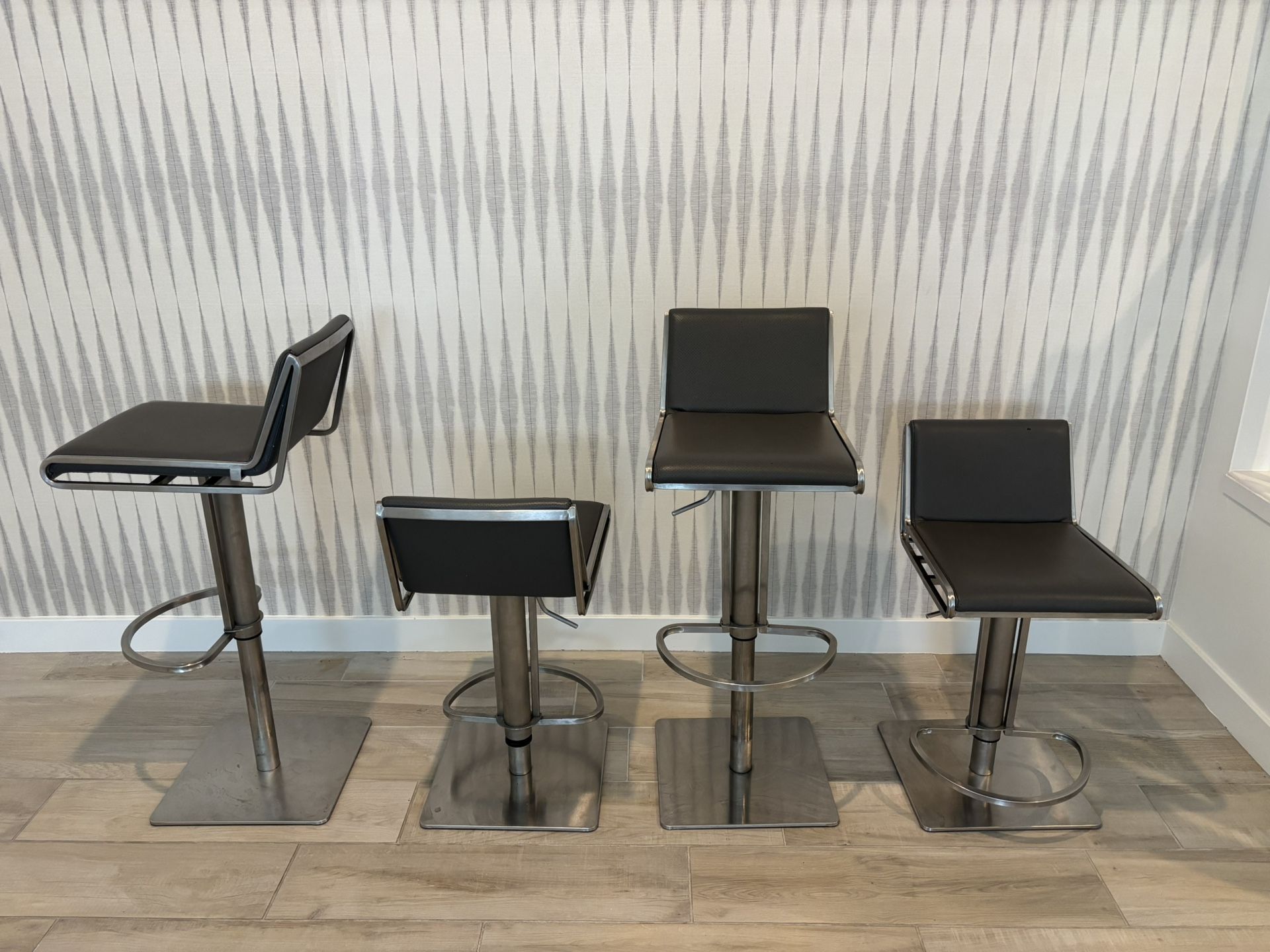 4 Barstools height adjustable