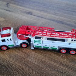 VTG" HESS 2000 LADDER TRUCK, Lights,Sound, PRE•OWNED NO BOX/Batteries 