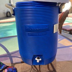 5 Gal Rubbermaid Nothing Wrong With It -$20