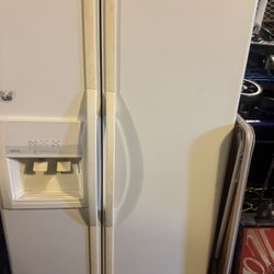Whirl Pool Side By Side Refrigerator 